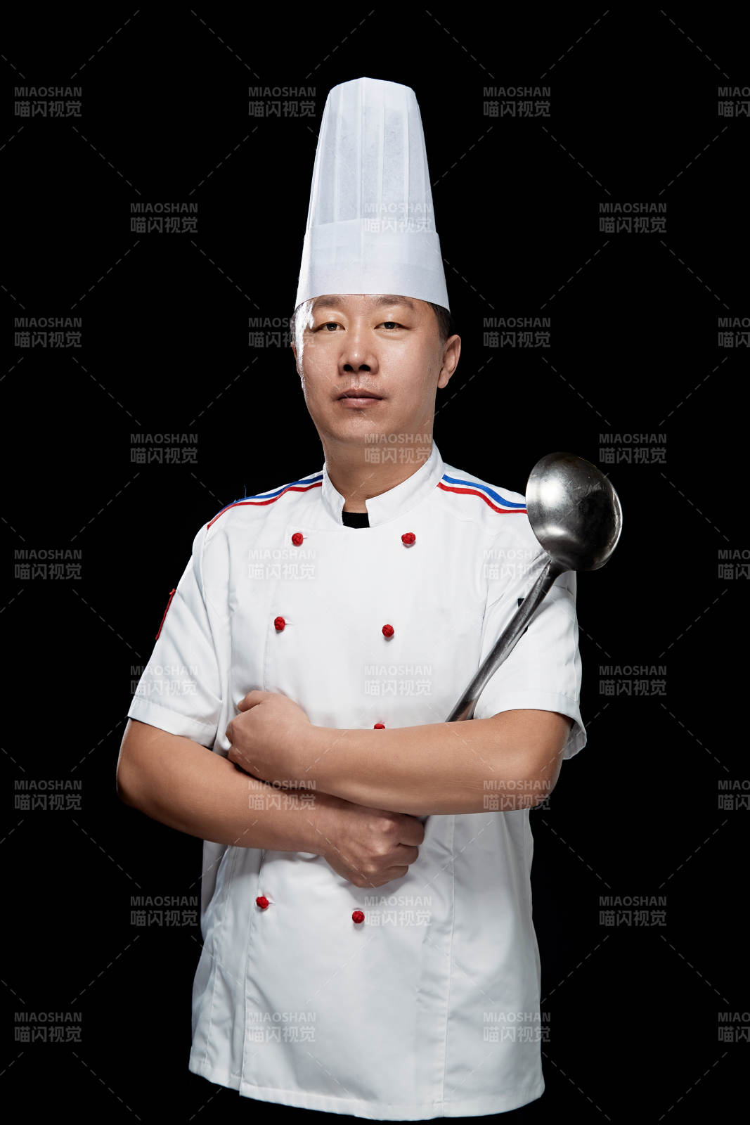 手拿大勺的酒店厨师长人物形象展示