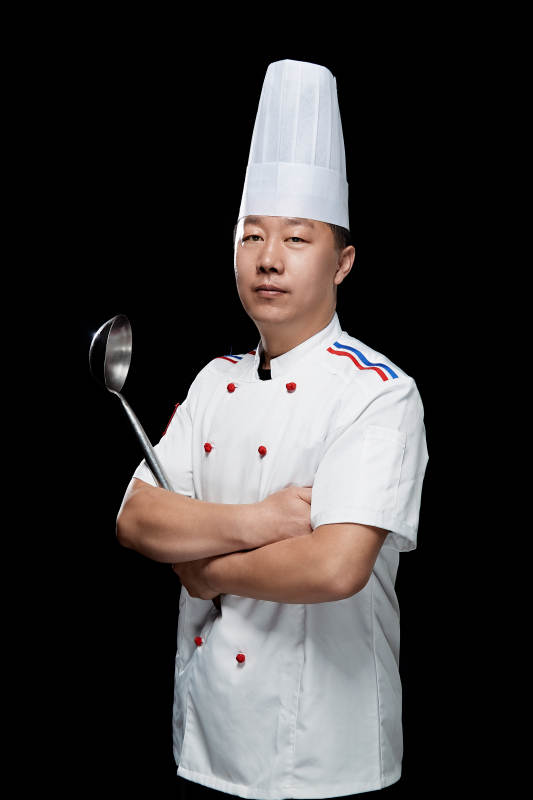 手拿大勺的酒店厨师长人物形象展示
