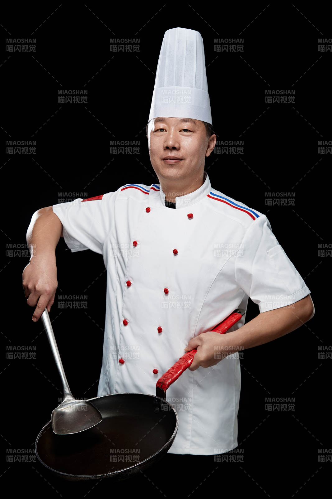 手拿锅铲炒锅的酒店厨师人物形象展示