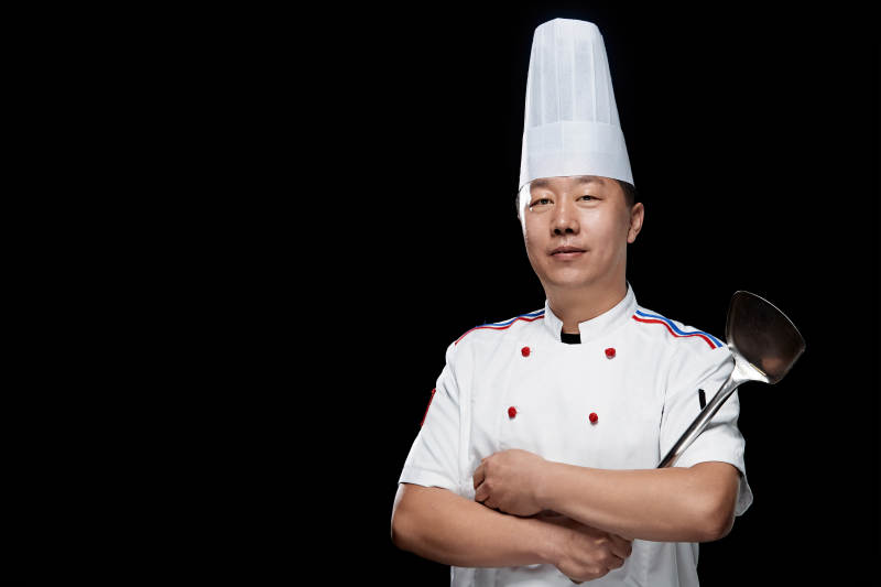 手拿锅铲的酒店厨师人物形象展示