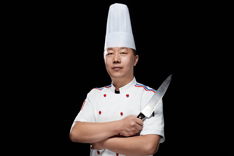 手拿厨师刀的酒店厨师人物形象展示