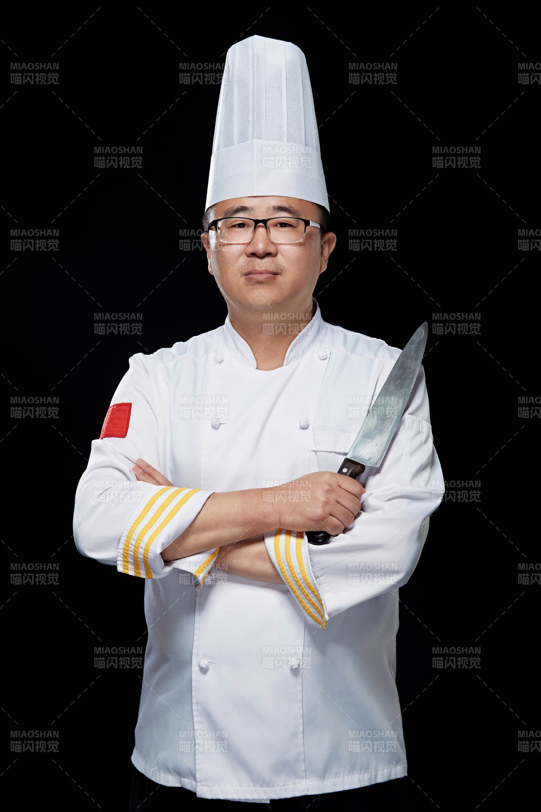 手拿厨师刀的凉菜厨师人物形象展示