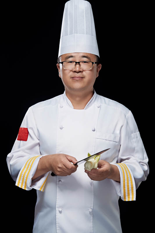 手拿厨师刀的凉菜厨师人物形象展示