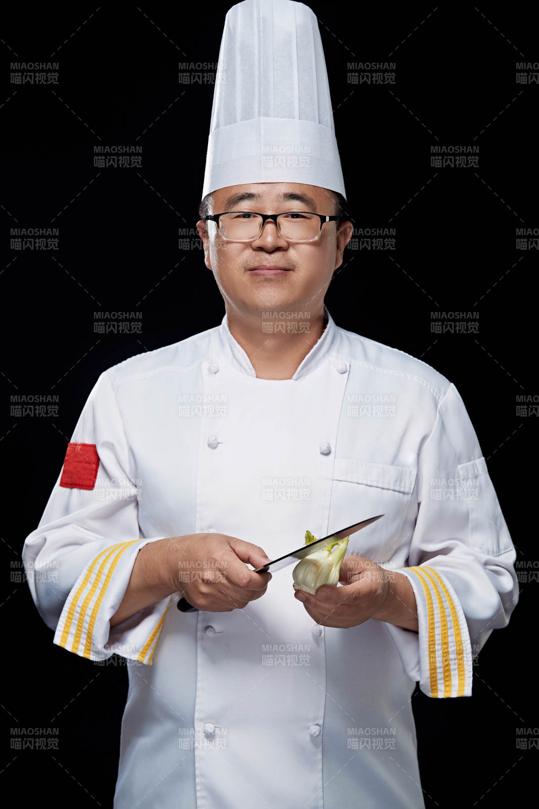 手拿厨师刀的凉菜厨师人物形象展示