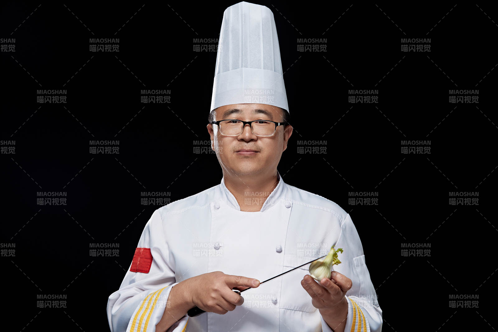 手拿厨师刀的凉菜厨师人物形象展示