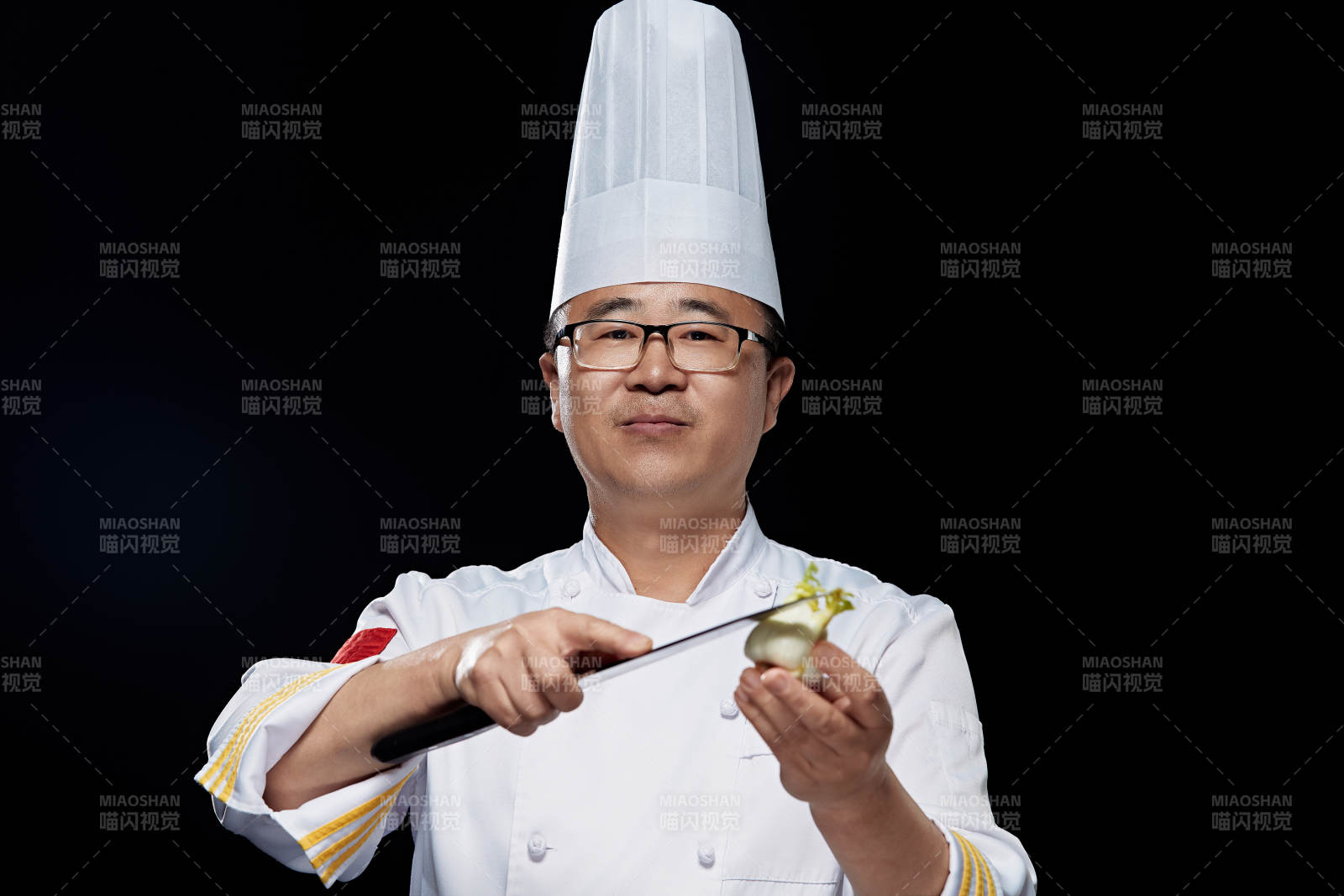 手拿厨师刀的凉菜厨师人物形象展示