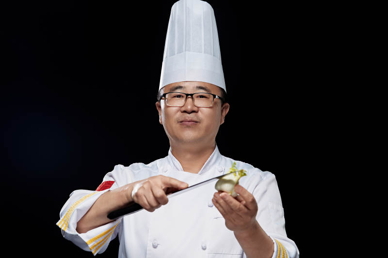 手拿厨师刀的凉菜厨师人物形象展示