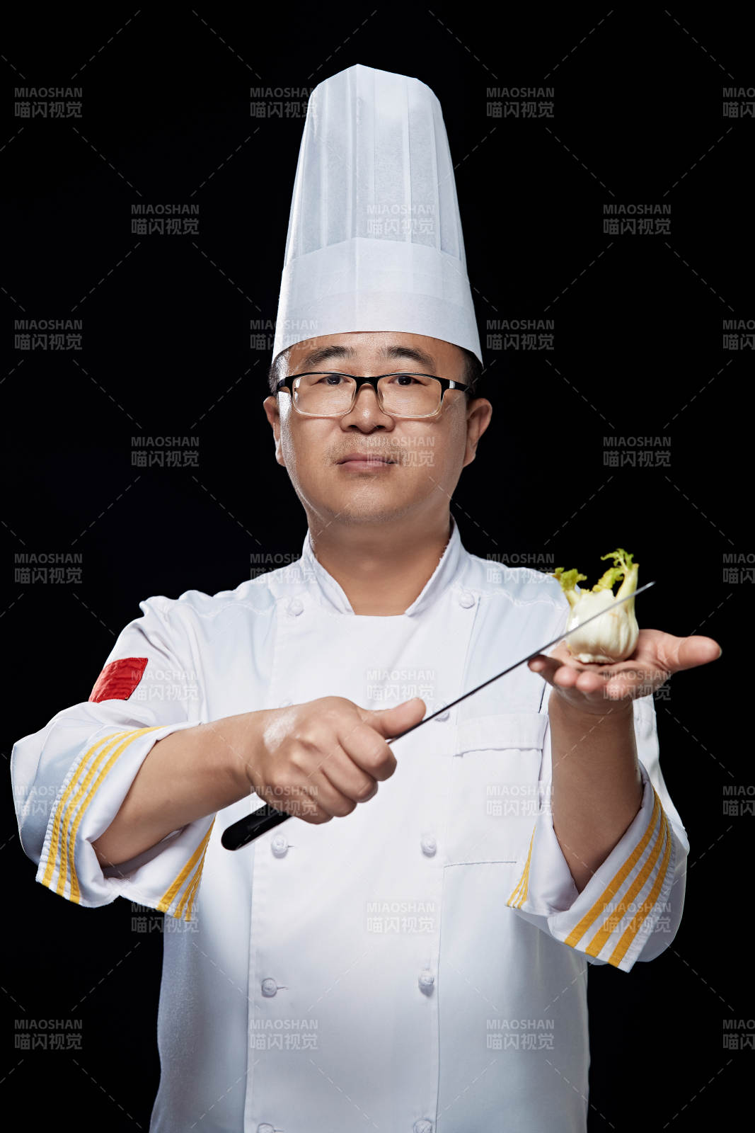 手拿厨师刀的凉菜厨师人物形象展示