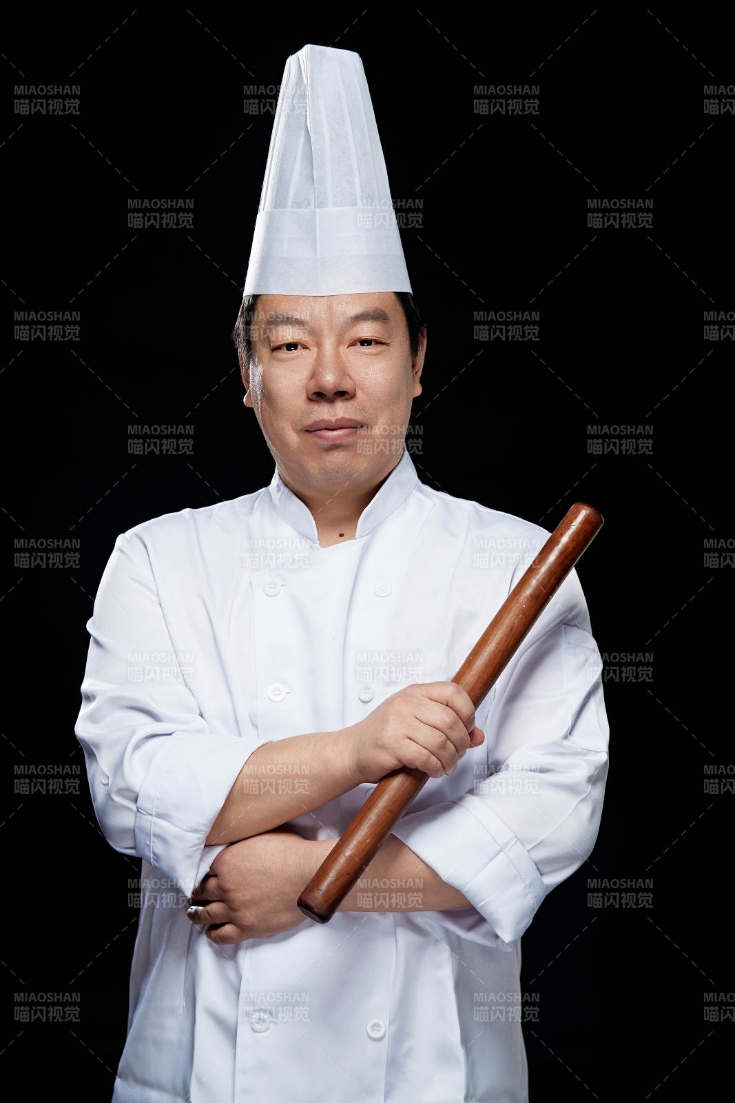 手拿擀面杖的面点厨师人物形象展示