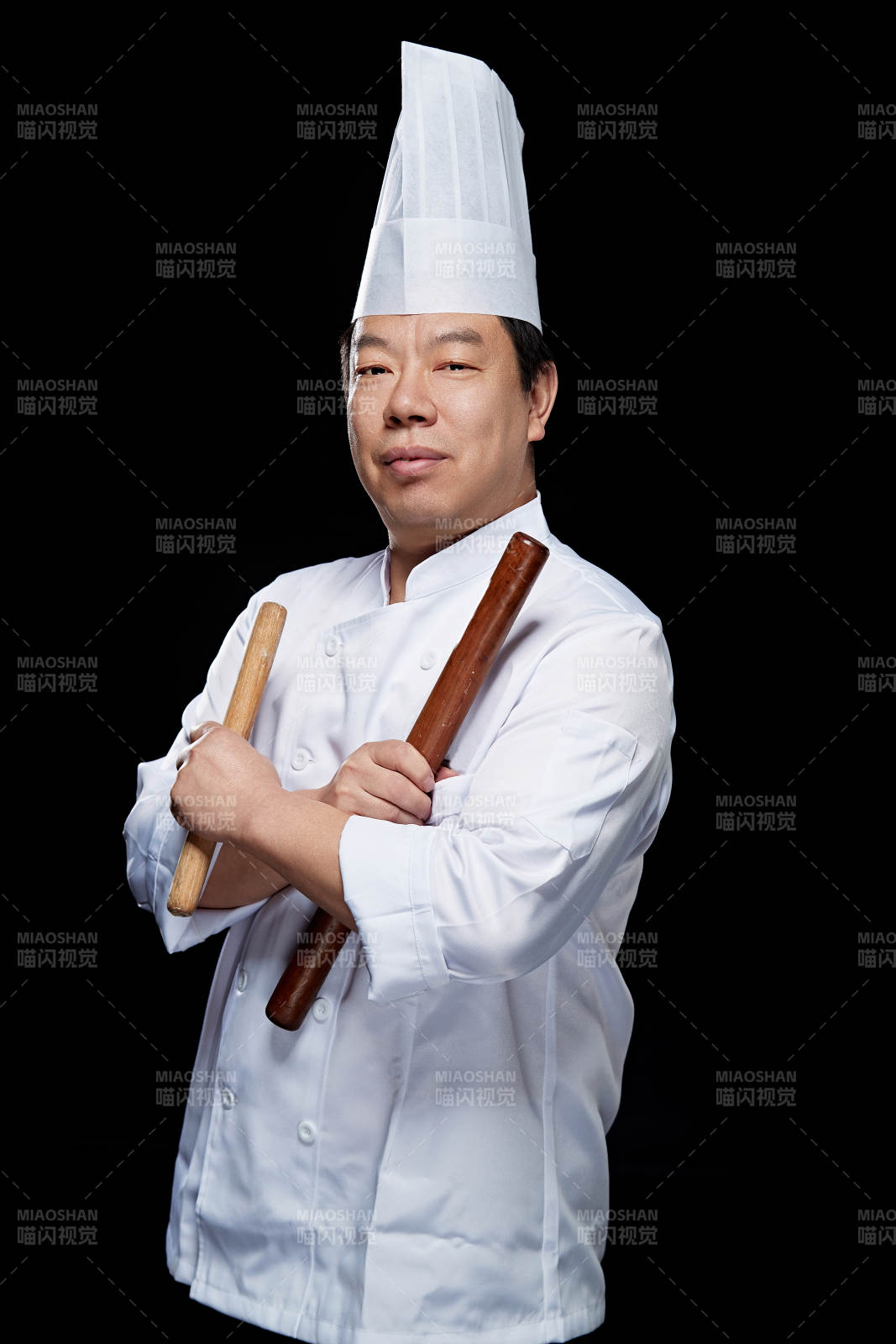 手拿搟面杖的面點廚師人物形象展示