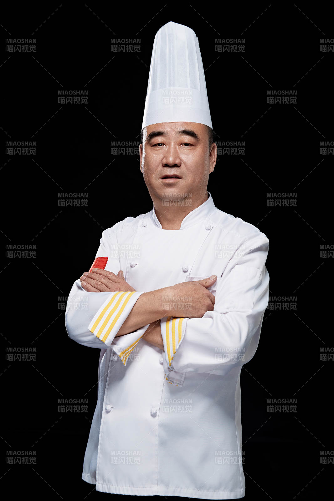 黑色背景下的酒店行政主厨形象