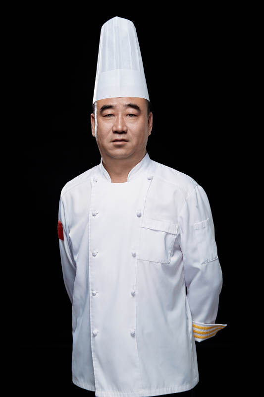 黑色背景下的酒店行政主厨形象