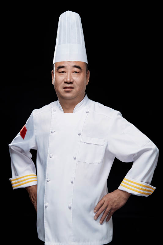 黑色背景下的酒店行政主厨形象