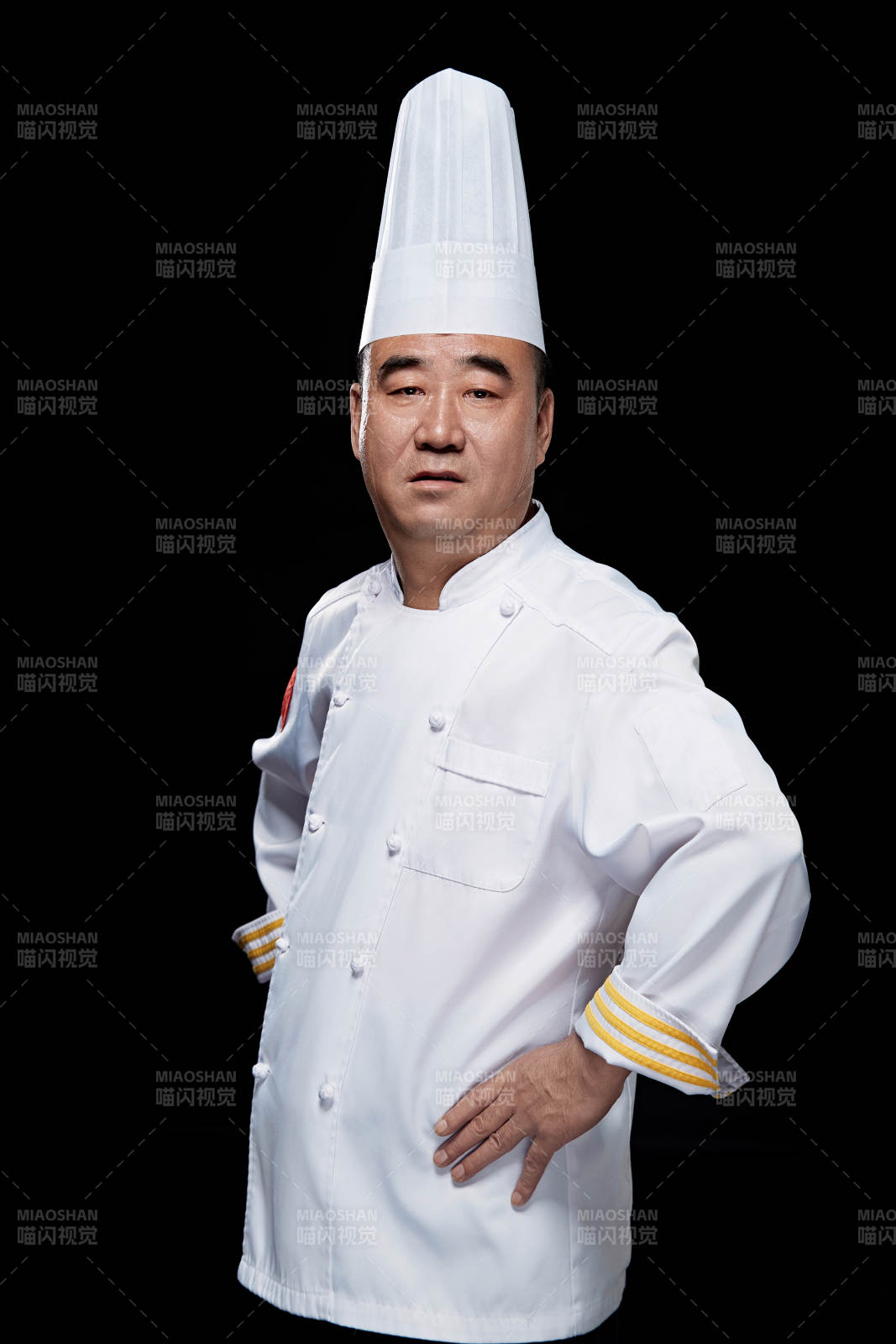 黑色背景下的酒店行政主厨形象