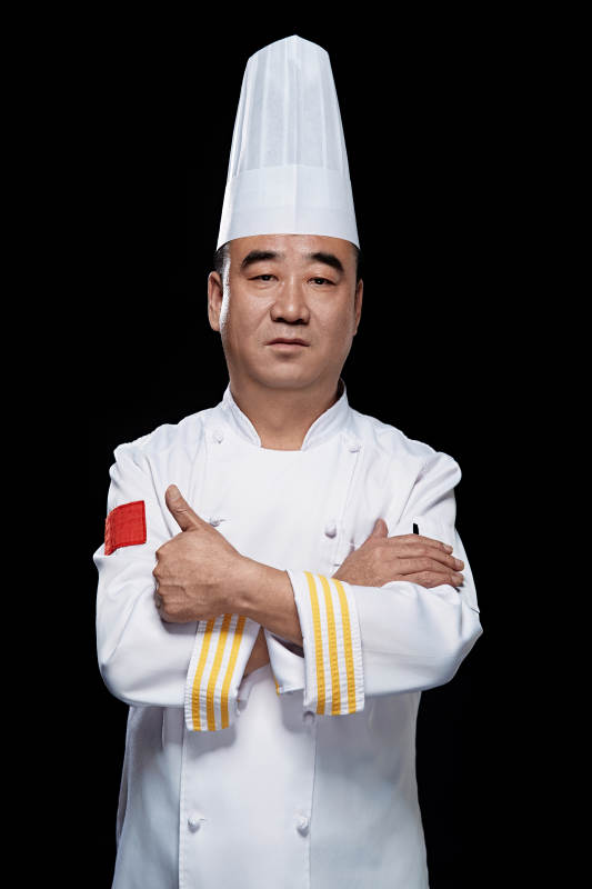 黑色背景下的酒店行政主厨形象