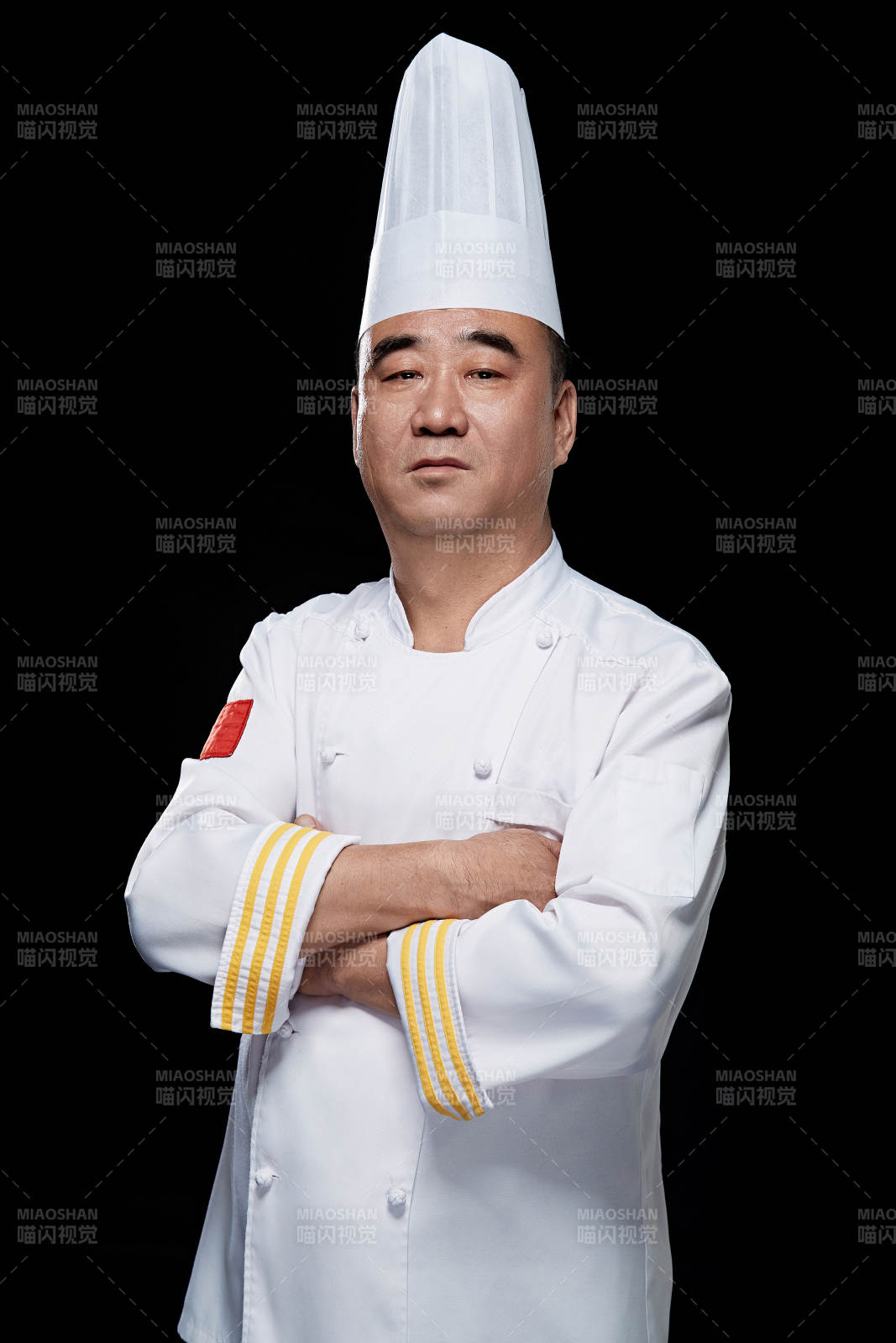 黑色背景下的酒店行政主厨形象
