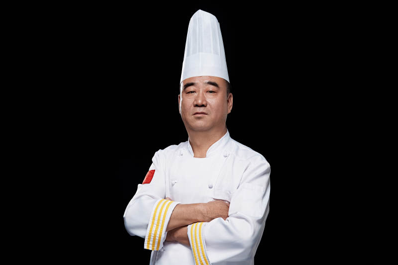 黑色背景下的酒店行政主厨形象