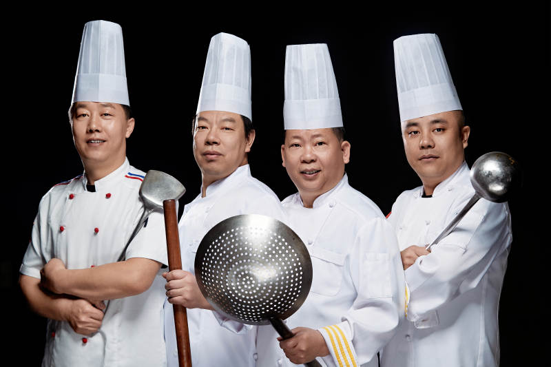 黑色背景下的酒店高级厨师团队形象
