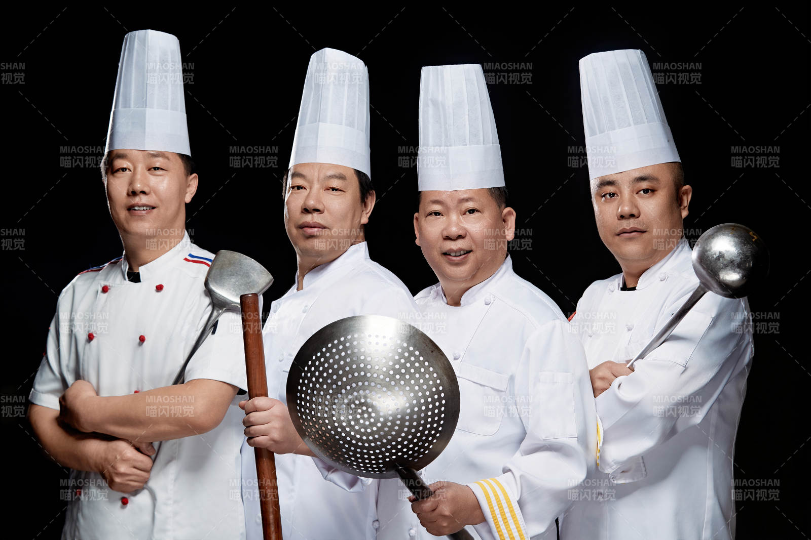 黑色背景下的酒店高級廚師團隊形象