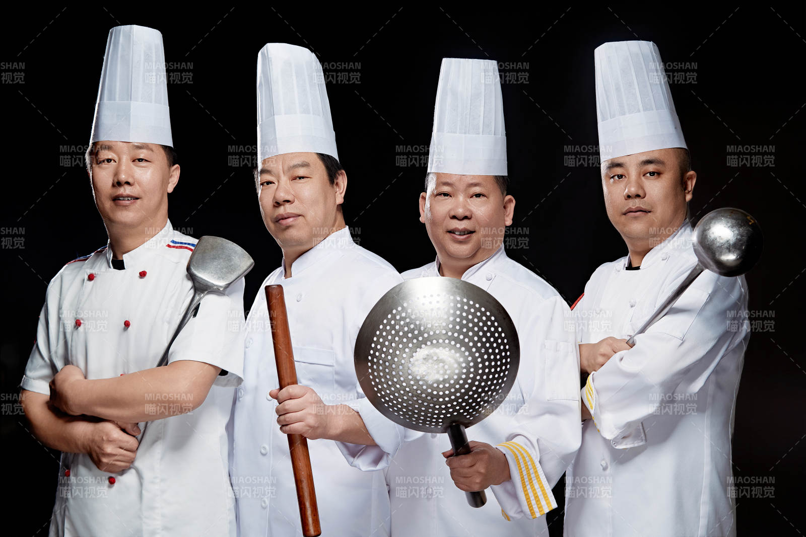 黑色背景下的酒店高级厨师团队形象