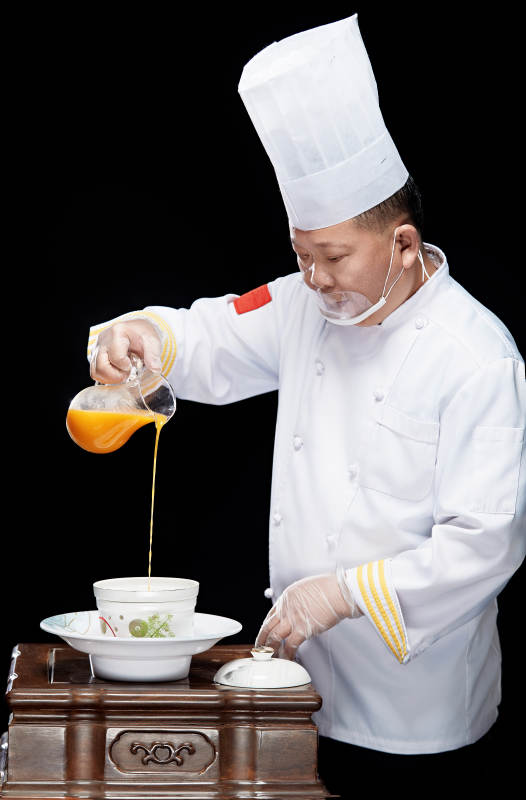 精心制作菜品的高级粤菜厨师
