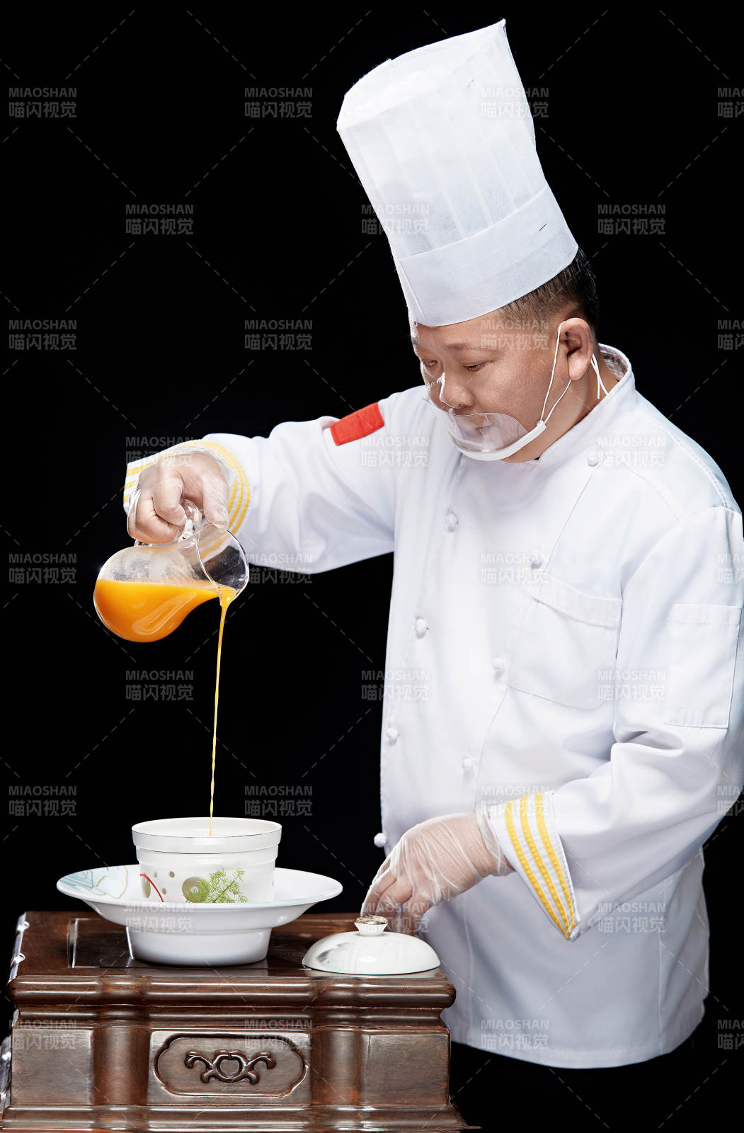 精心制作菜品的高级粤菜厨师