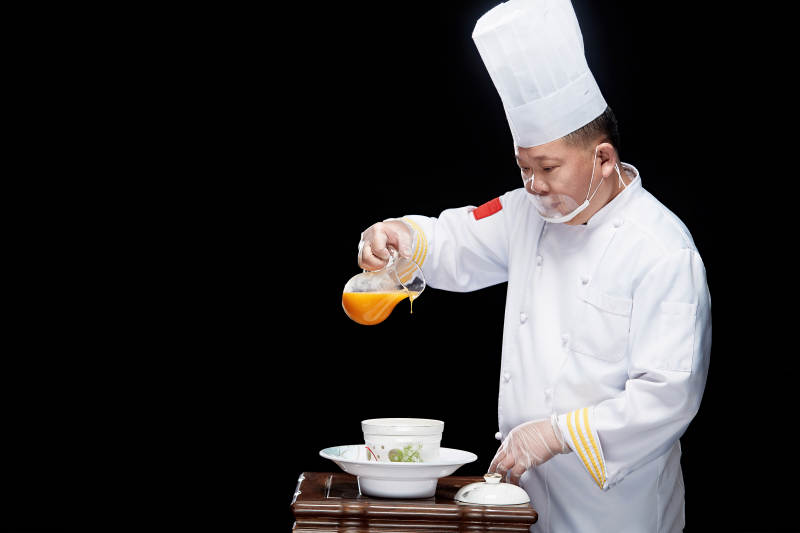 精心制作菜品的高級粵菜廚師