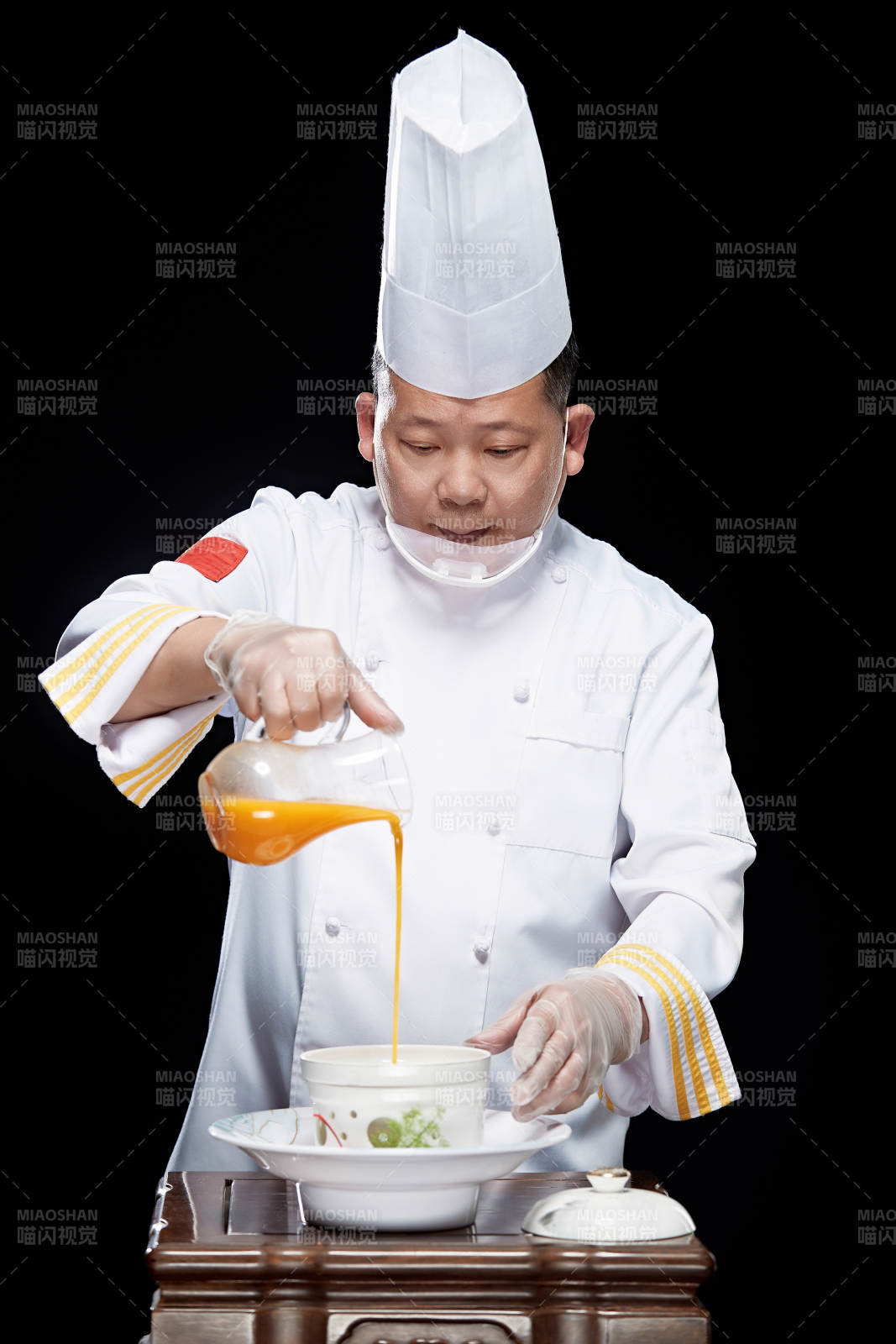 精心制作菜品的高級粵菜廚師