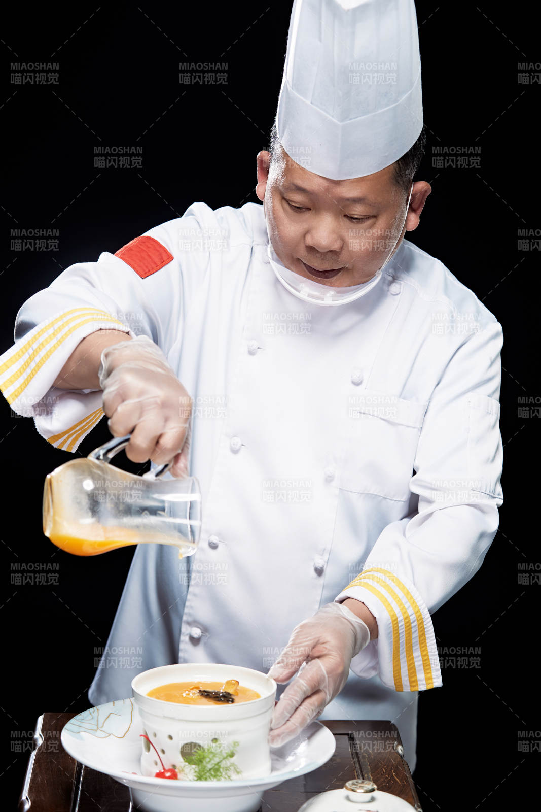 精心制作菜品的高級粵菜廚師