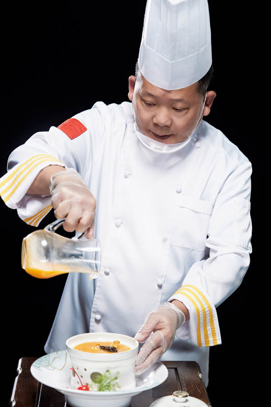 精心制作菜品的高級粵菜廚師