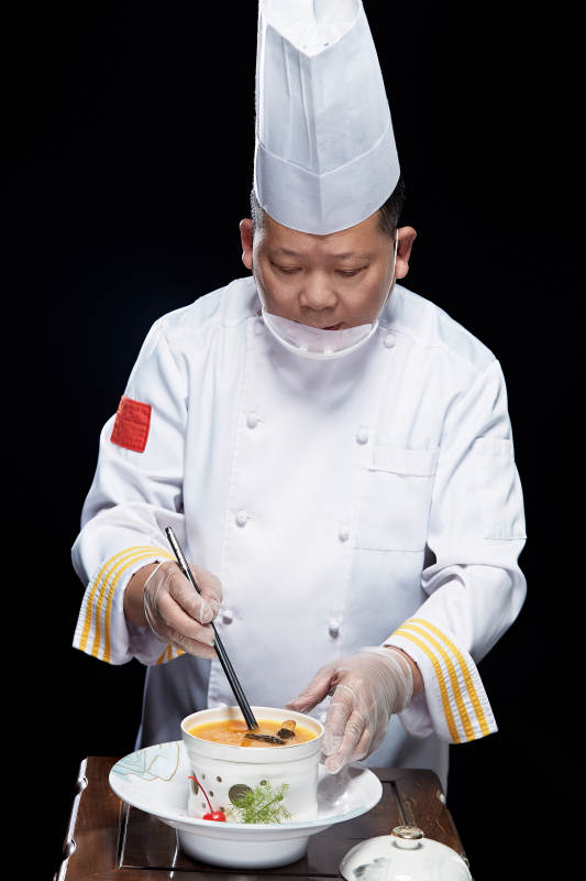 精心制作菜品的高級粵菜廚師