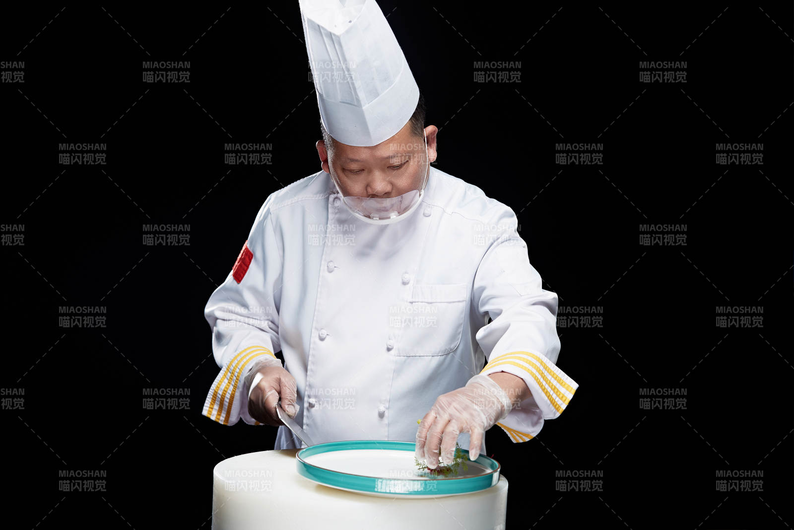 在案板上精心切配美味佳肴的廚師