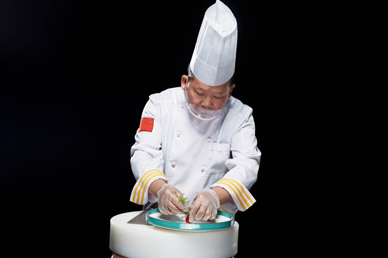 在案板上精心切配美味佳肴的廚師