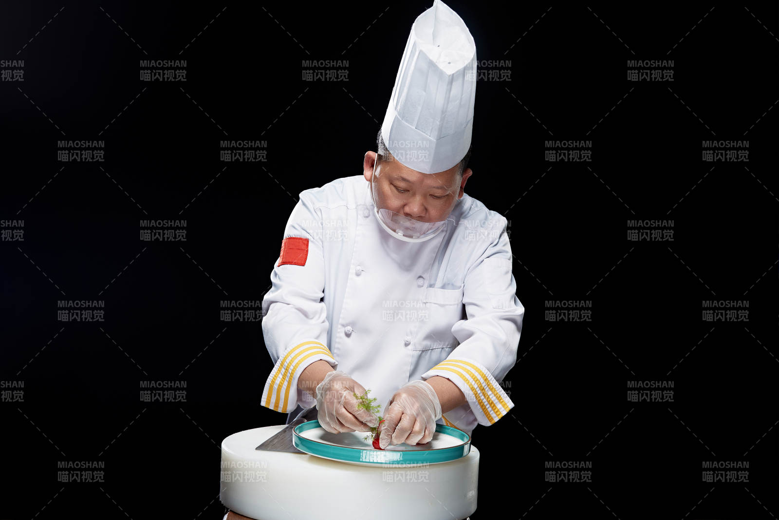 在案板上精心切配美味佳肴的廚師