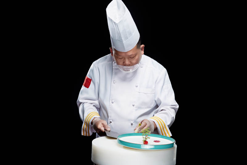 在案板上精心切配美味佳肴的廚師