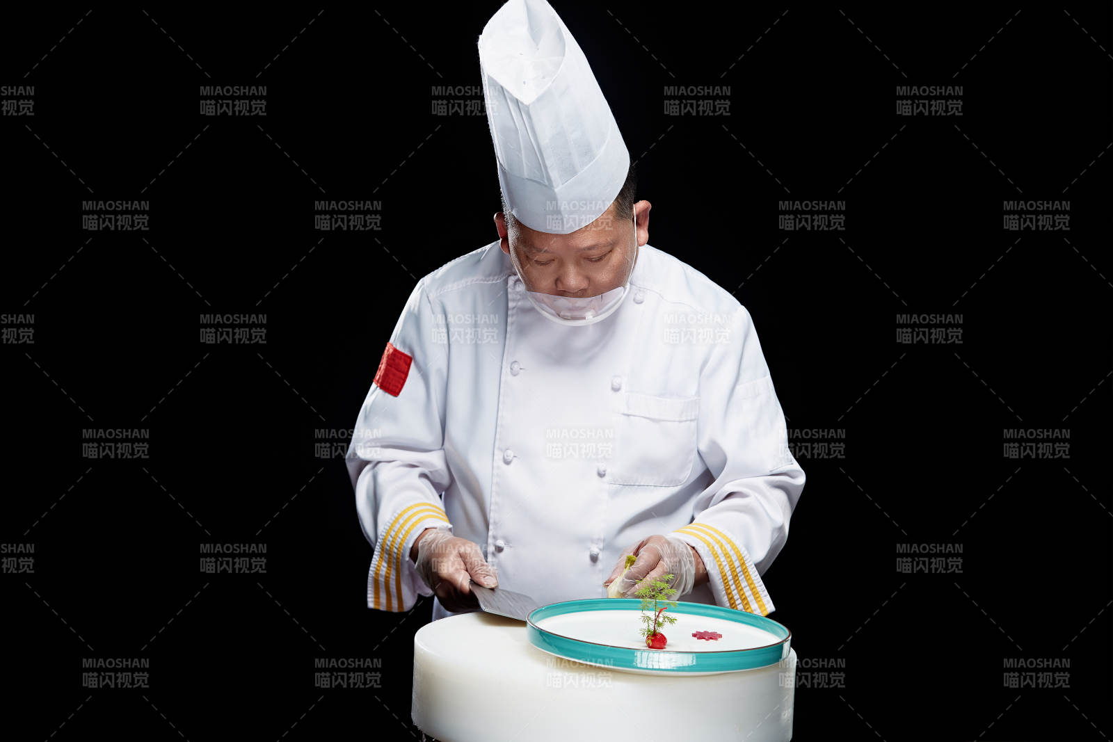 在案板上精心切配美味佳肴的廚師