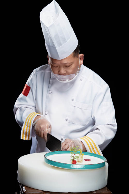 在案板上精心切配美味佳肴的厨师