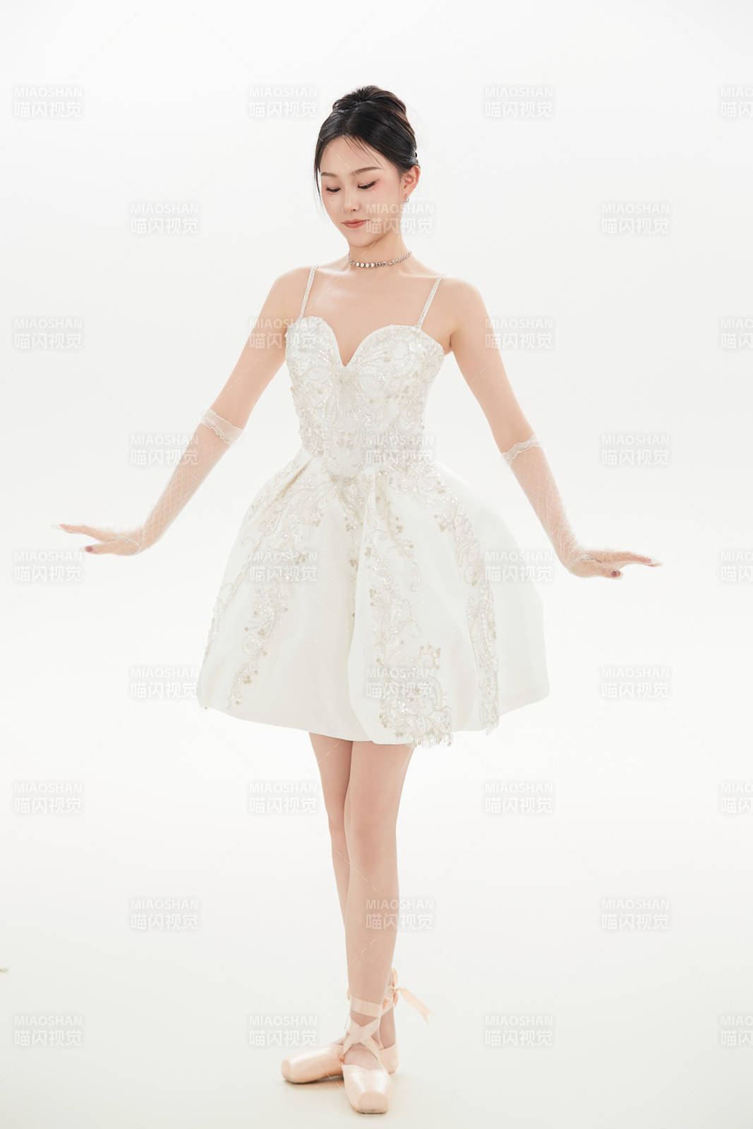 白色背景下跳芭蕾舞的亞洲少女