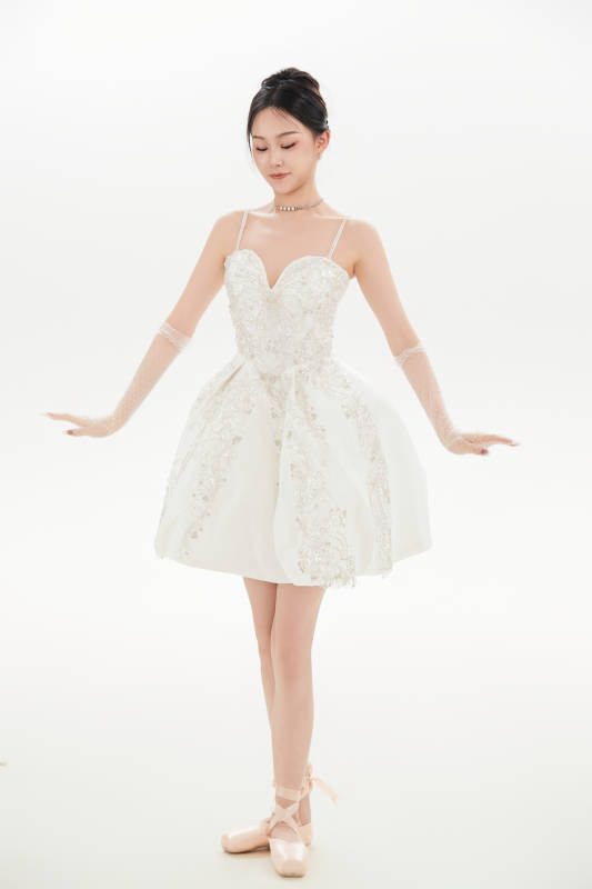 白色背景下跳芭蕾舞的亚洲少女