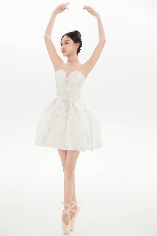 白色背景下跳芭蕾舞的亚洲少女