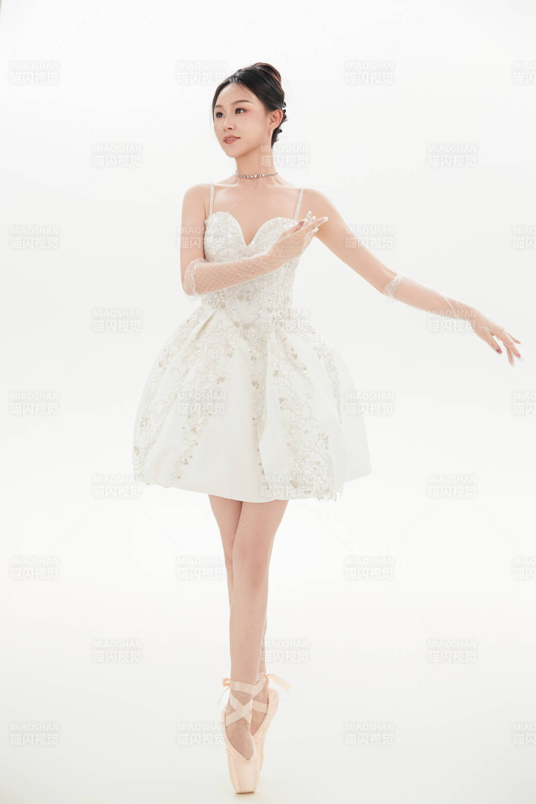 白色背景下跳芭蕾舞的亚洲少女