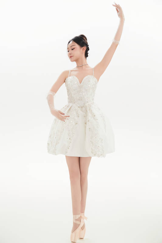 白色背景下跳芭蕾舞的亚洲少女