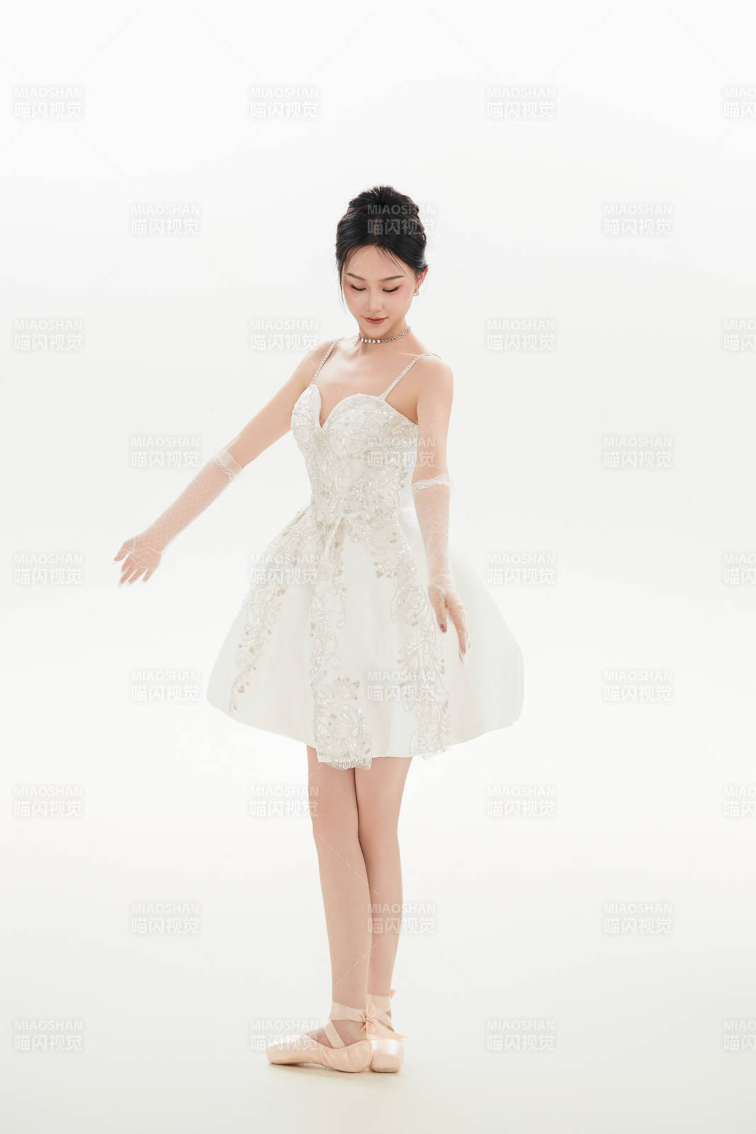 白色背景下跳芭蕾舞的亚洲少女