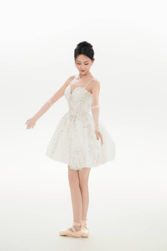 白色背景下跳芭蕾舞的亚洲少女