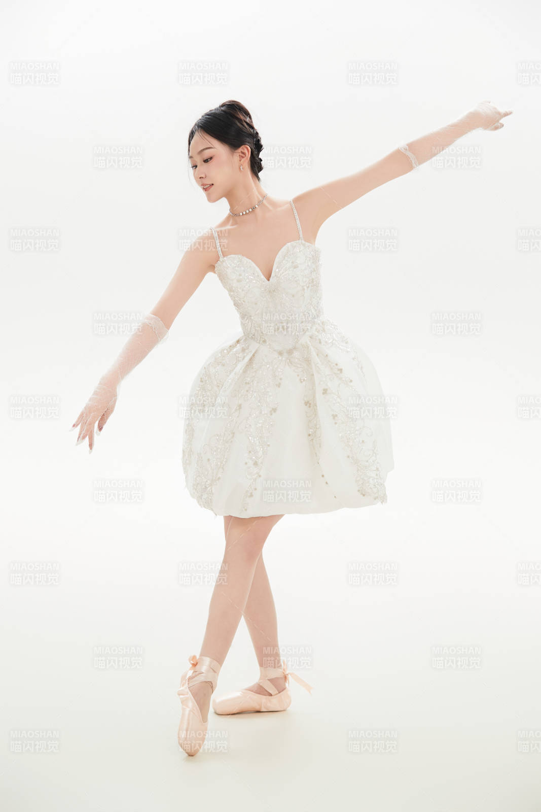 白色背景下跳芭蕾舞的亚洲少女