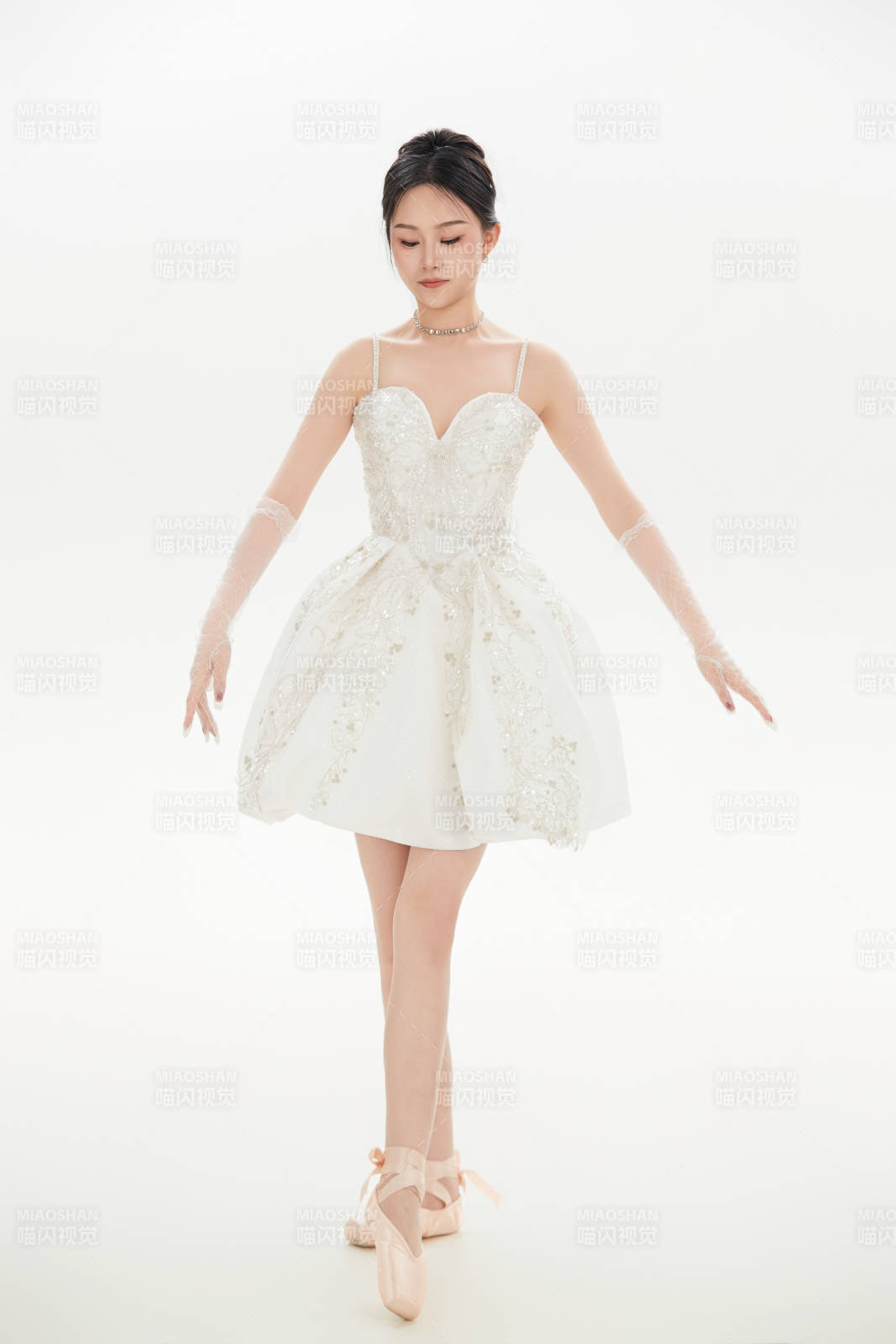 白色背景下跳芭蕾舞的亚洲少女