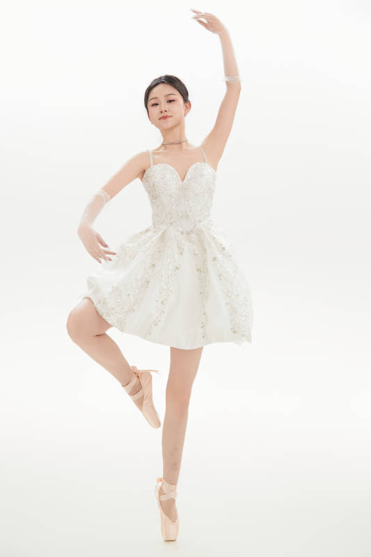 白色背景下跳芭蕾舞的亚洲少女