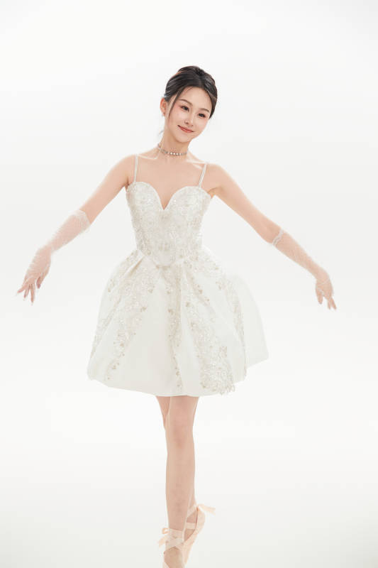 白色背景下跳芭蕾舞的亚洲少女