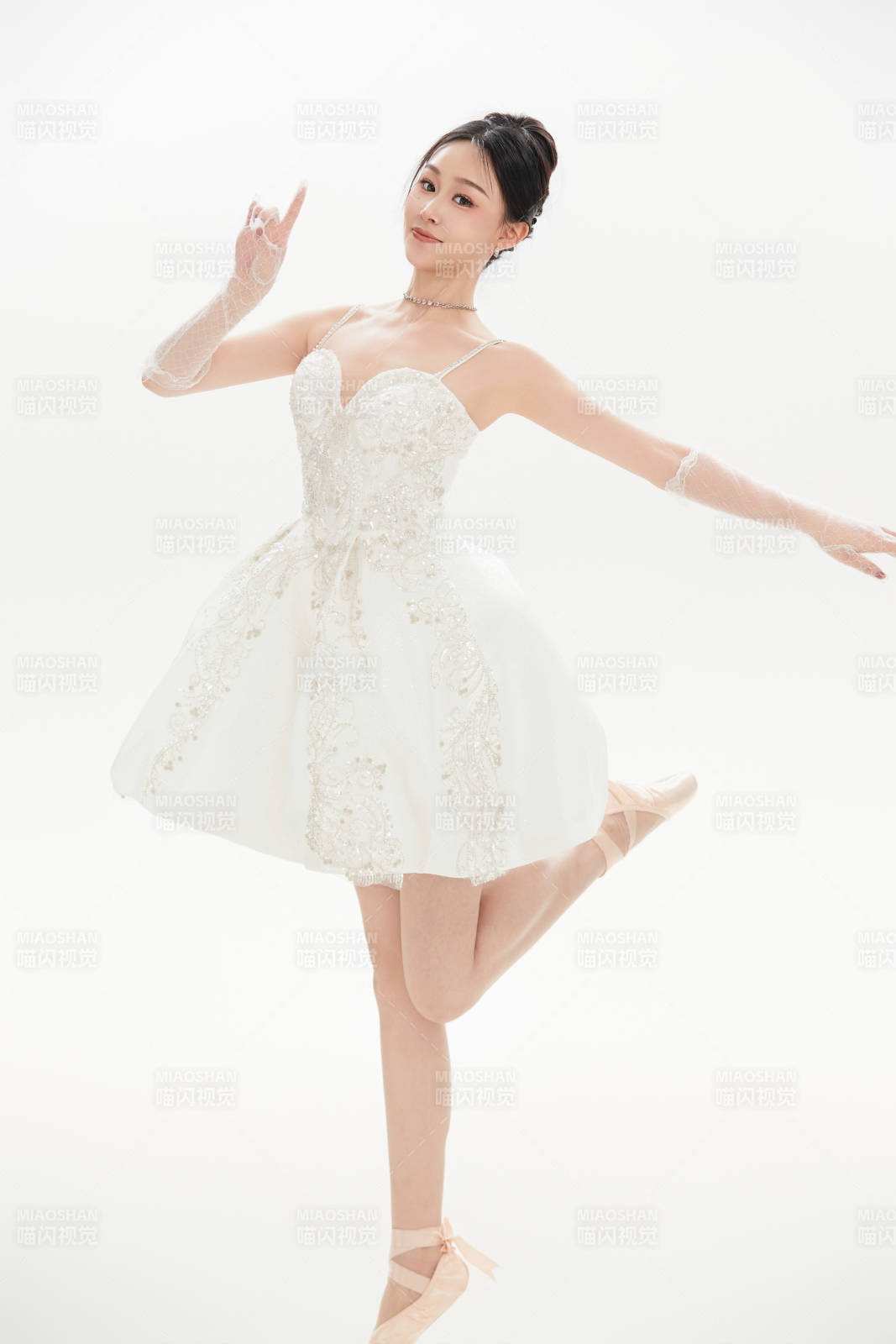 白色背景下跳芭蕾舞的亚洲少女
