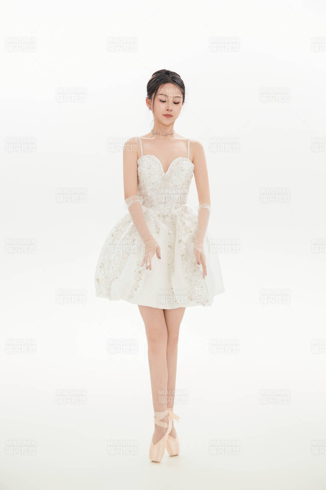 白色背景下跳芭蕾舞的亚洲少女